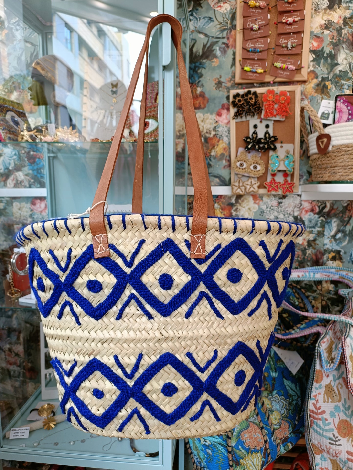Capazo mimbre con bordados geométricos