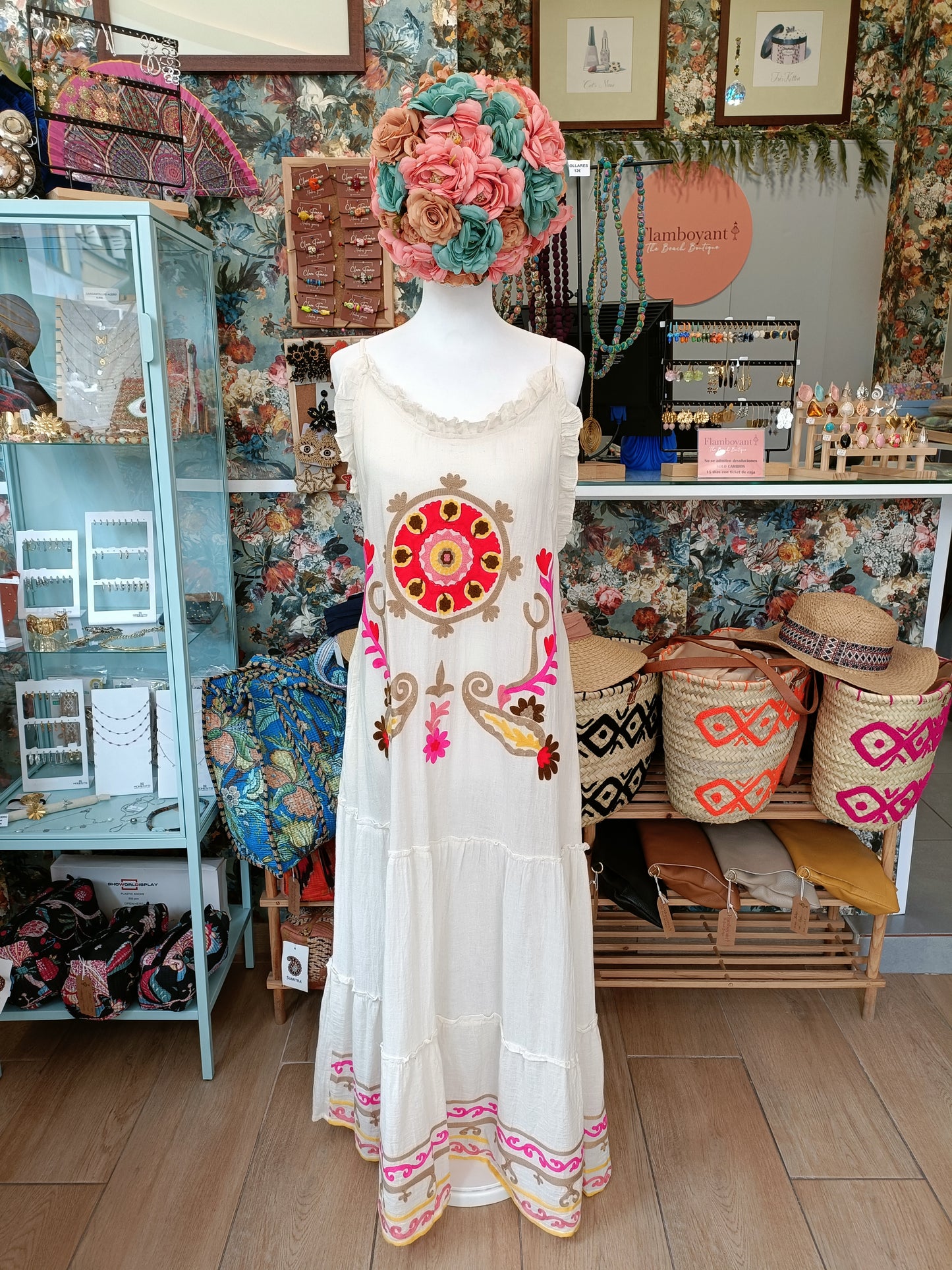 Vestido Quito blanco roto con Bordado Étnico