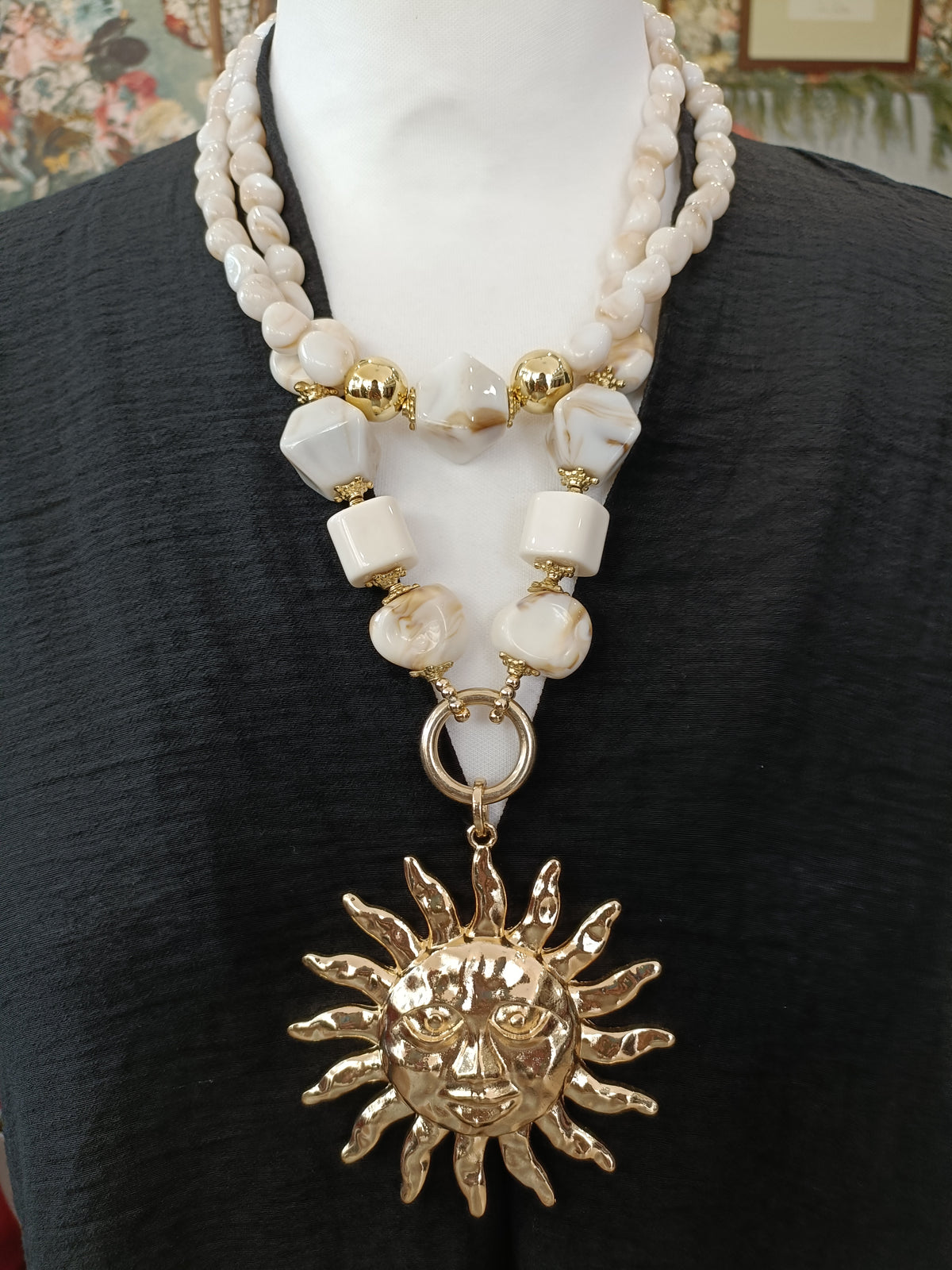 Maxi Collar de Doble Capa "Sol Celestial" – Cuentas de Resina Crema y Medallón Dorado