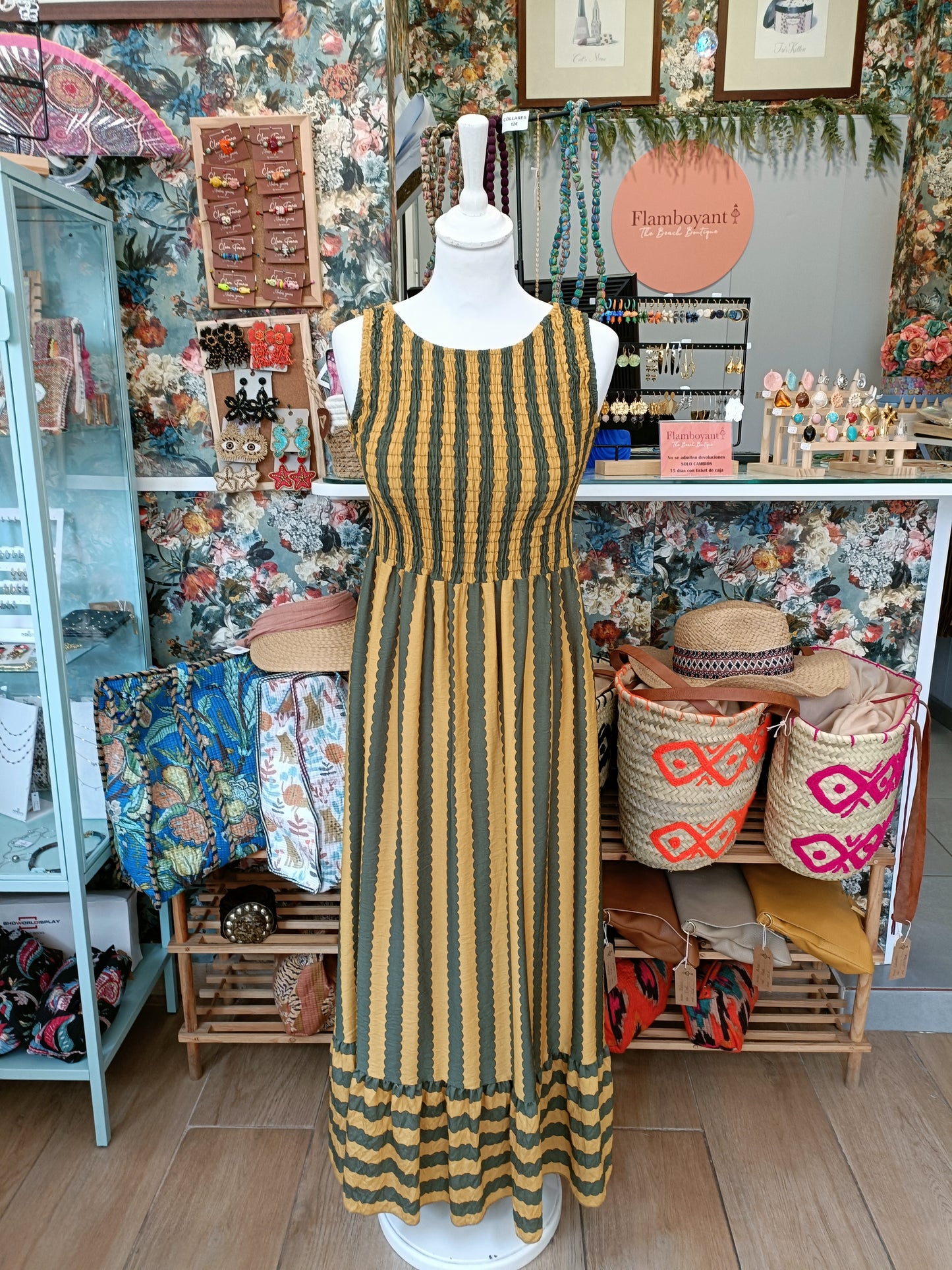 Vestido escote de nido de rayas