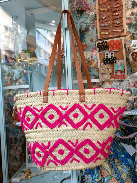 Capazo mimbre con bordados geométricos