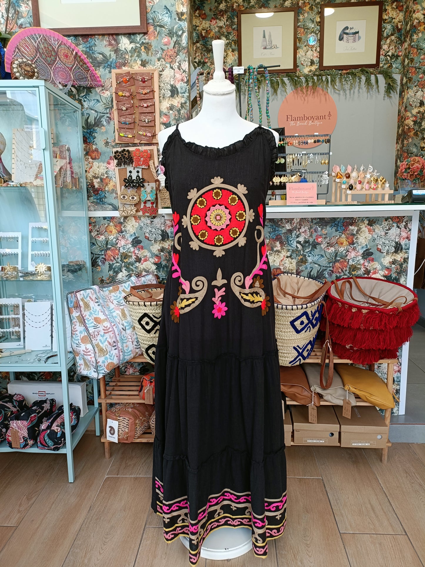 Vestido Quito negro con Bordado Étnico