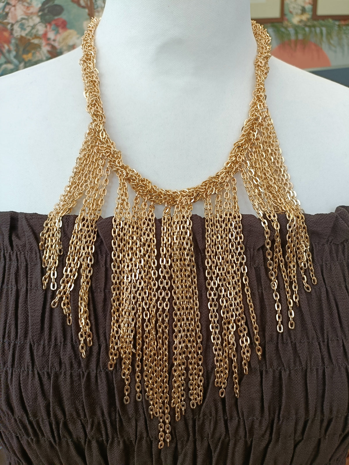 Collar babero de eslabones dorados