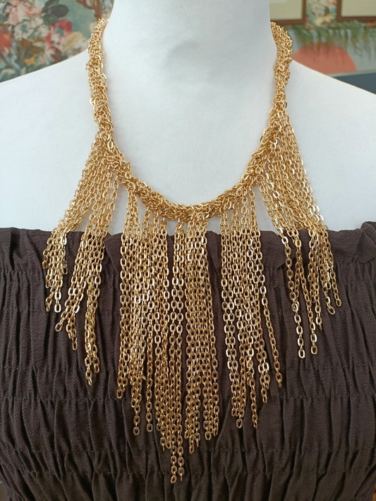 Collar babero de eslabones dorados