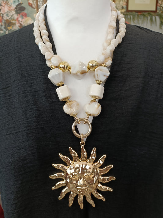 Maxi Collar de Doble Capa "Sol Celestial" – Cuentas de Resina Crema y Medallón Dorado