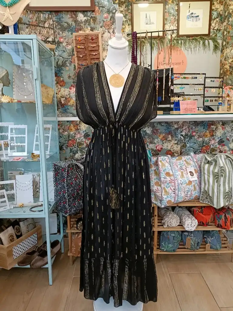 vestido largo plisado con detalles dorados