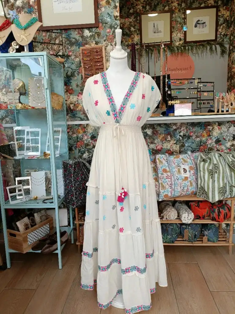 vestido largo con bordados coloridos