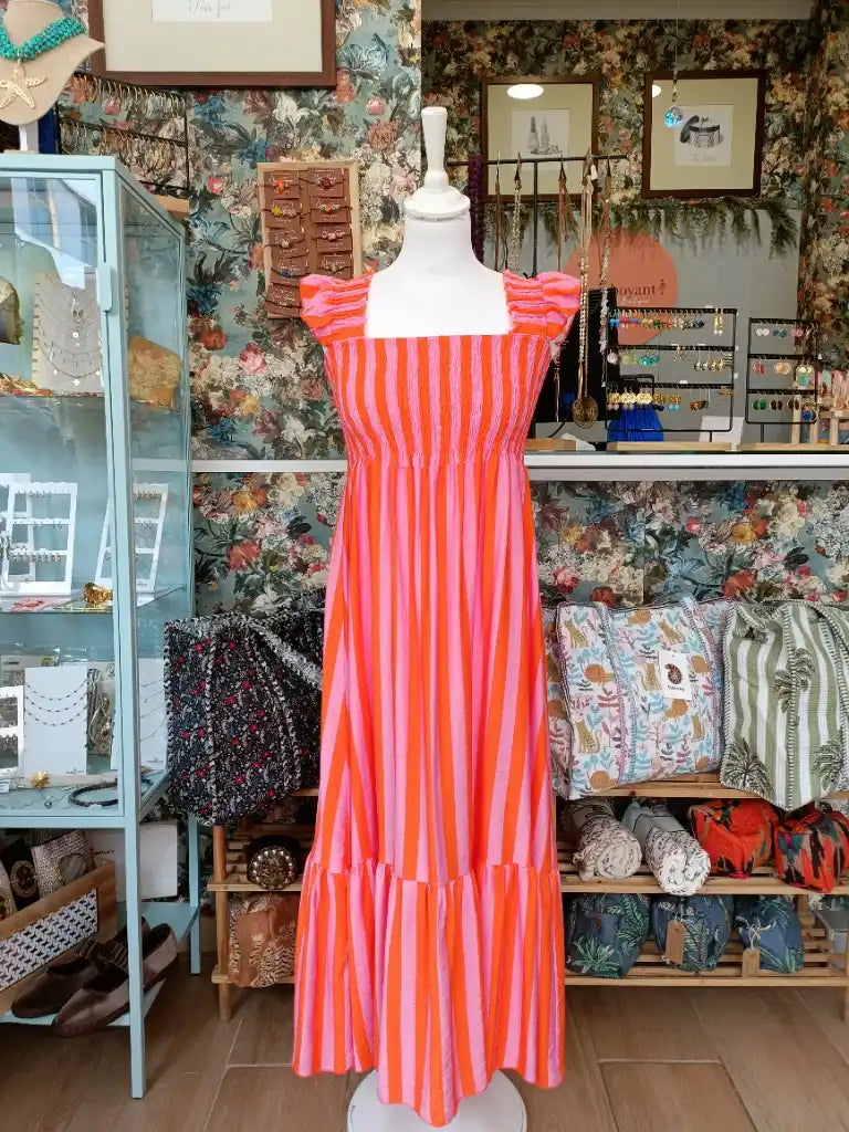 vestido largo de rayas naranja y rosa
