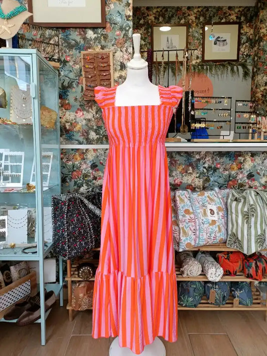 vestido largo de rayas naranja y rosa