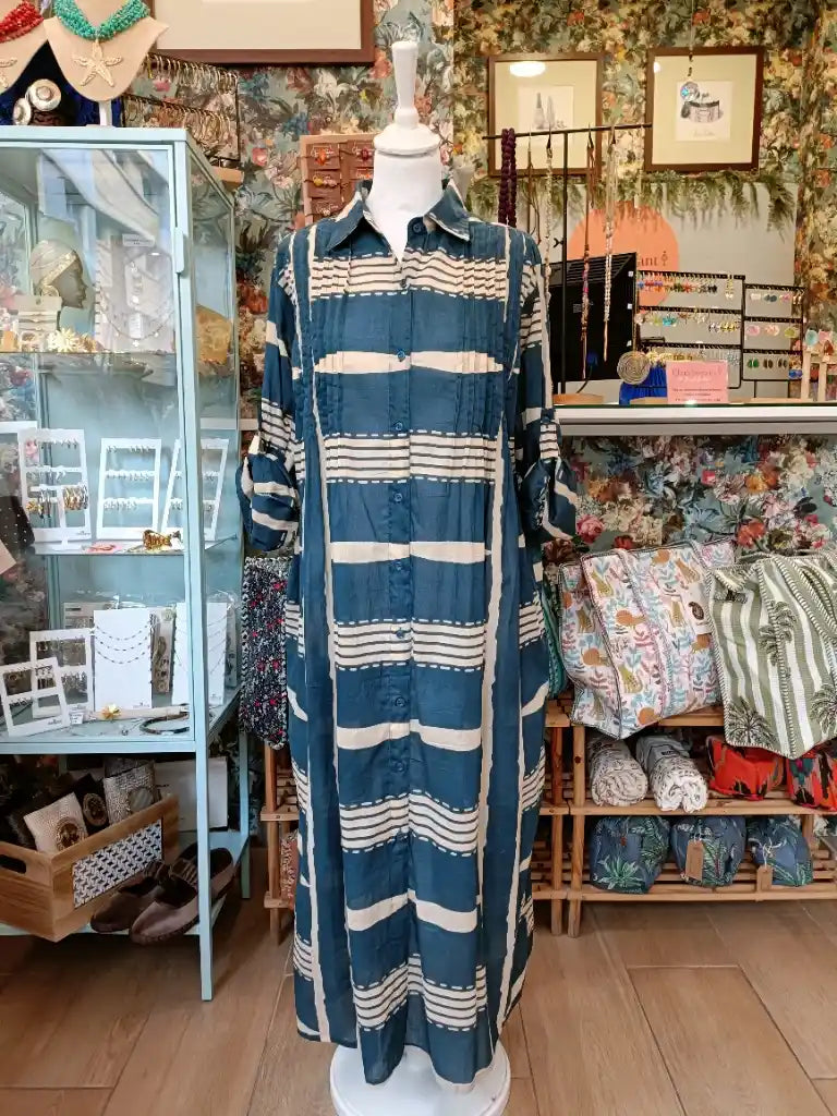 Vestido con estampado de rayas horizontales en azul y beige