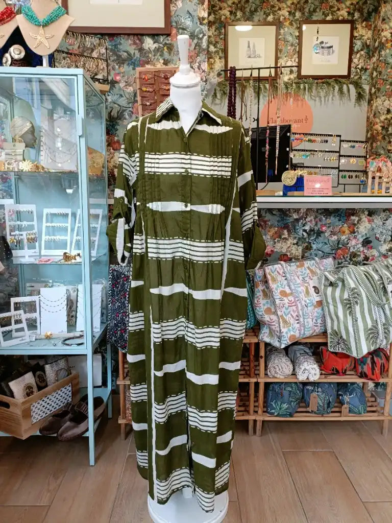 Vestido largo verde con estampado de rayas